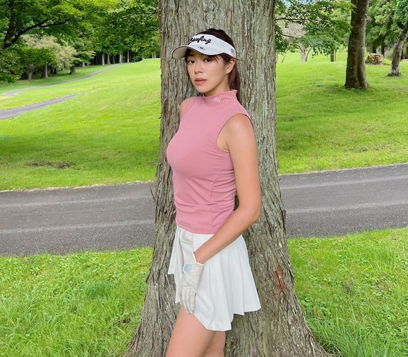 Bên cạnh bơi lội để giữ gìn sắc vóc, nữ người mẫu cũng là fan cứng của golf.
