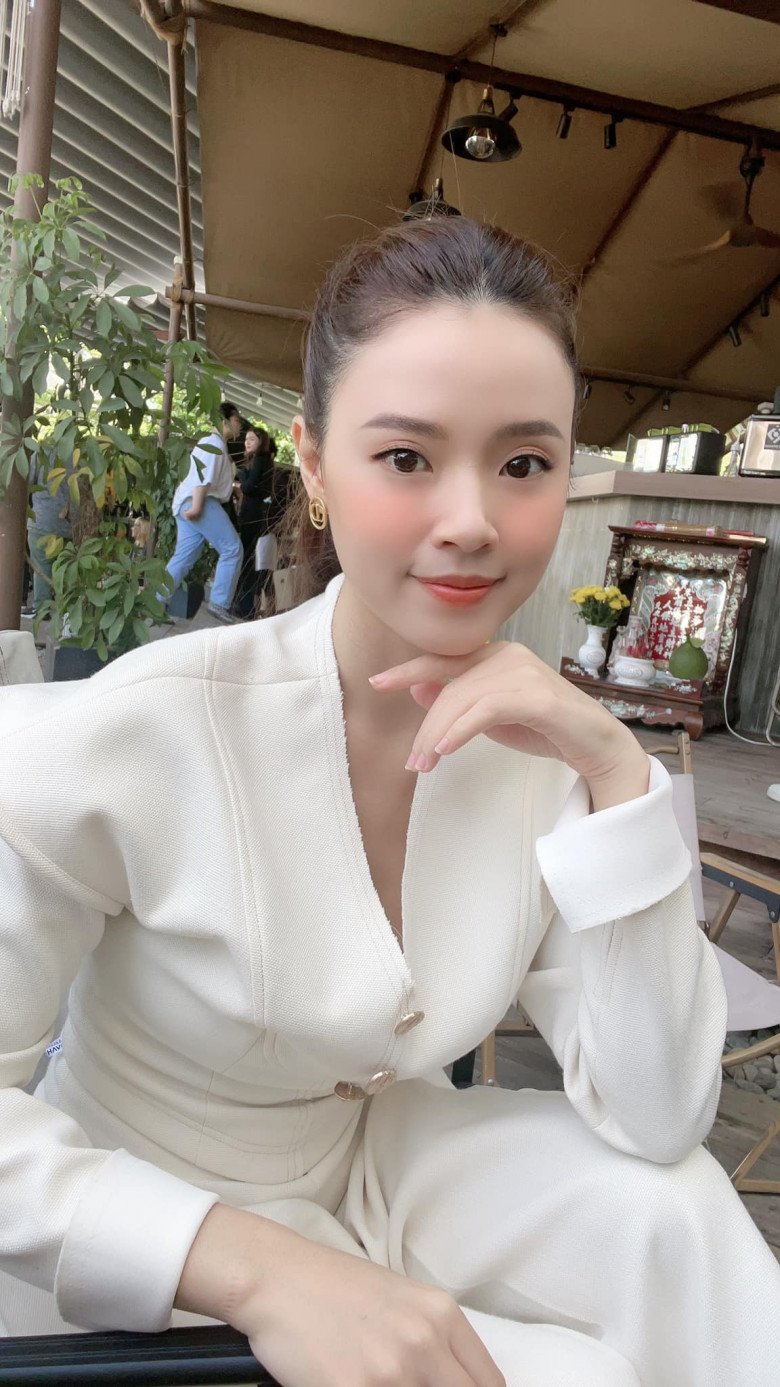 Bước sang tuổi 33, Midu vẫn giữ được ngoại hình trong trẻo, trẻ trung như thời thiếu nữ.