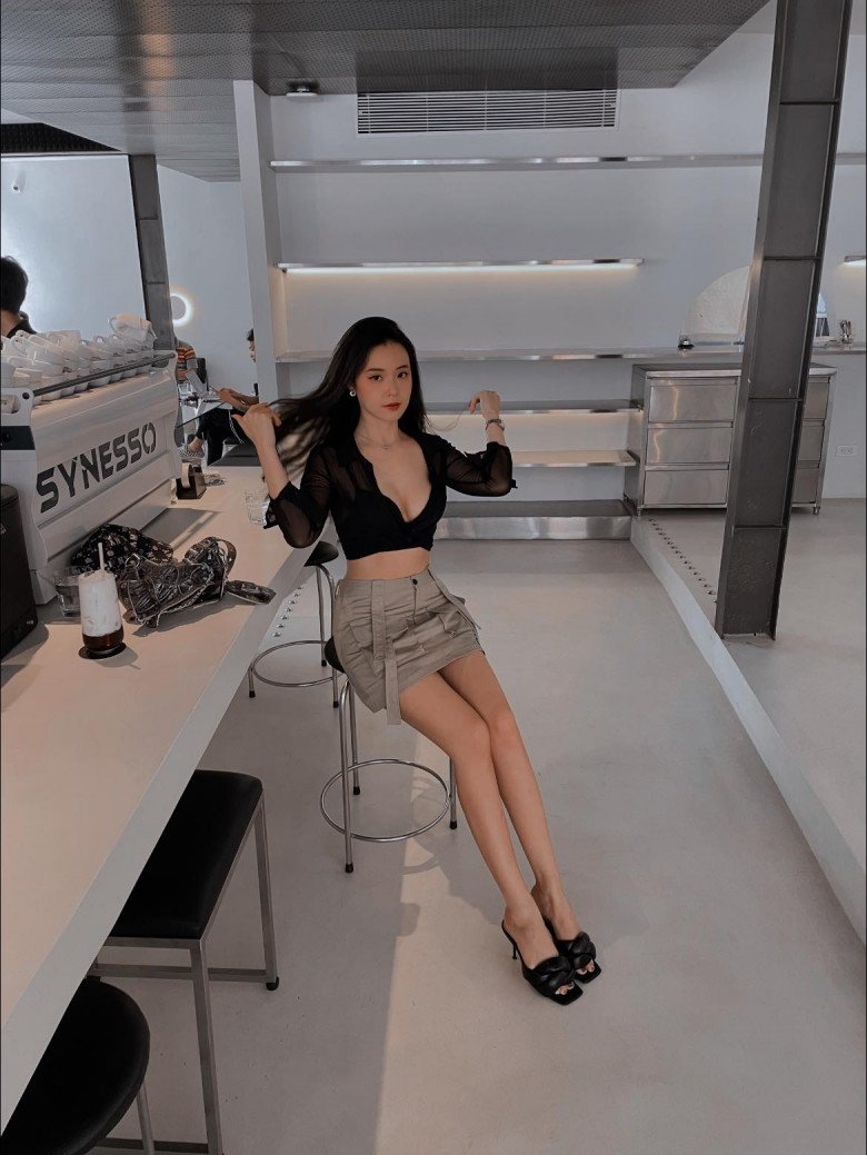 Đặc biệt, cô thường xuyên khoe vóc dáng thon gọn, săn chắc khiến bao người mê mệt.