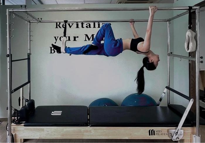 Các động tác của Pilates tưởng chừng đơn giản nhưng đòi hỏi sự tập trung cũng như kiểm soát cao. Do đó Pilates tiêu tốn khá nhiều năng lượng và mang lại kết quả giảm cân, giữ dáng hữu hiệu cho người tập.