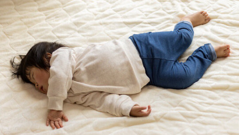 Nằm ngửa là tư thế ngủ được yêu thích ở trẻ sơ sinh và trẻ nhỏ. Trẻ thường ngủ với tư thế này được dự đoán có tính cách thẳng thắn, vui vẻ và nếu là con trai thì rất chính trực, con gái thì rất vui vẻ và thích cười.
