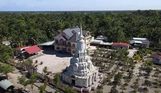 Căn biệt thự và toà tháp lớn mọc lên giữa làng quê nghèo.