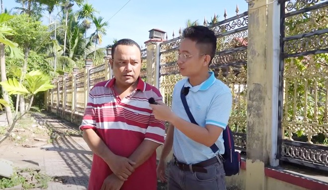 Anh Thạch Lý Sun (áo đỏ).