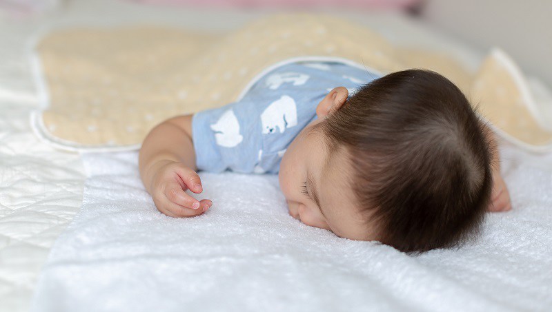 Nằm sấp khi ngủ thể hiện tính cách hoạt bát và vui vẻ của bé, thích tham gia vào các cuộc vui. Tuy nhiên, tư thế này có thể đè lên các cơ quan của bé và gây nguy hiểm về hô hấp. Bố mẹ cần điều chỉnh tư thế ngủ cho bé để đảm bảo an toàn khi ngủ.
