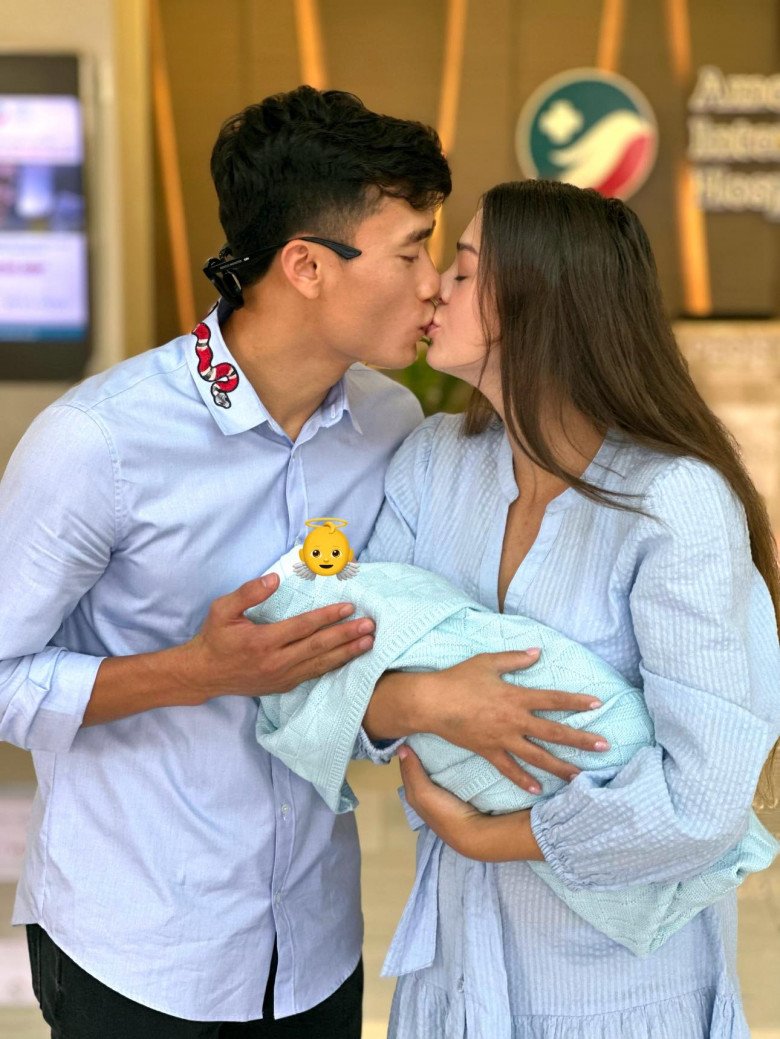 Từ khi có con, gia đình thủ môn Bùi Tiến Dũng càng được công chúng quan tâm.