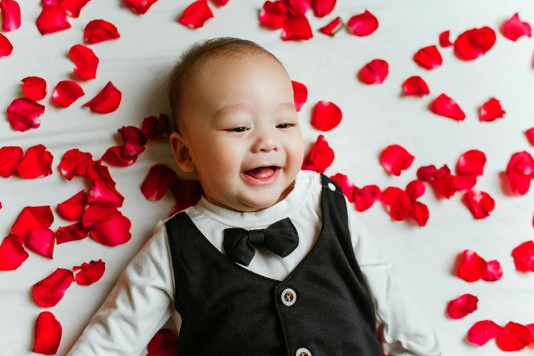  Con trai Bùi Tiến Dũng được nhận xét sở hữu gương mặt vừa giống bố, vừa giống mẹ.