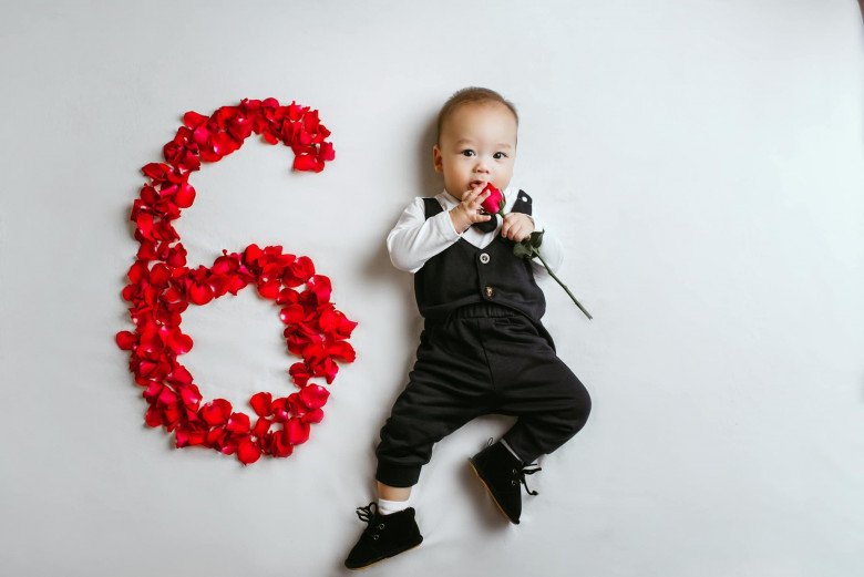 Thủ môn Bùi Tiến Dũng và người mẫu Dianka chúc mừng con trai tròn 6 tháng tuổi.