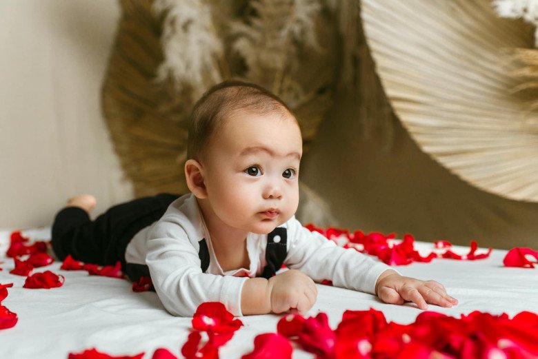 Nhóc tỳ có đôi mắt to tròn y đúc mẹ Dianka.