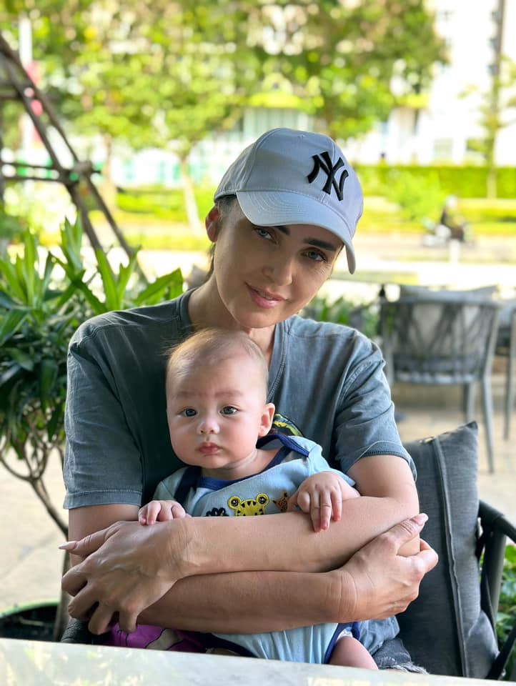 Mẹ ruột Dianka khoe ảnh chụp cùng cháu trai, vẻ ngoài trẻ trung trở thành tâm điểm.