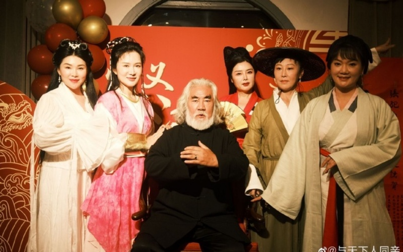 Sina đưa tin Trương Kỷ Trung vừa tổ chức tiệc sinh nhật mừng tuổi 72. Bữa tiệc do Đỗ Tinh Lâm - vợ trẻ của nam đạo diễn chủ trì.
