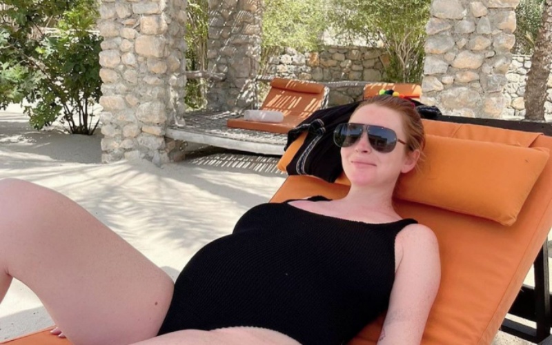 Mới đây, Lindsay Lohan vừa cập nhật trên Instagram hình ảnh cô ở những tháng cuối thai kỳ. Có thể nhận ra bà bầu nổi tiếng có vóc dáng tròn trịa, vòng 2 lộ rõ. Cô để mặt mộc nhưng diện mạo thực sự rạng rỡ và tươi sáng.
