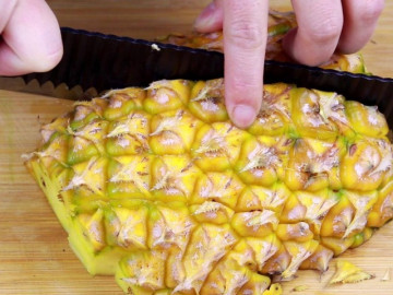 Ăn dứa 30 năm giờ mới biết gọt quả này đơn giản thế, 30 giây là xong mà không bẩn tay tí nào