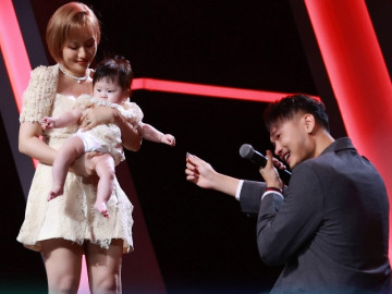 Á quân Vietnams Next Top Model 1m88 quỳ gối cầu hôn vợ hơn 10 tuổi tại Người Ấy Là Ai, con gái đáng yêu đốn tim