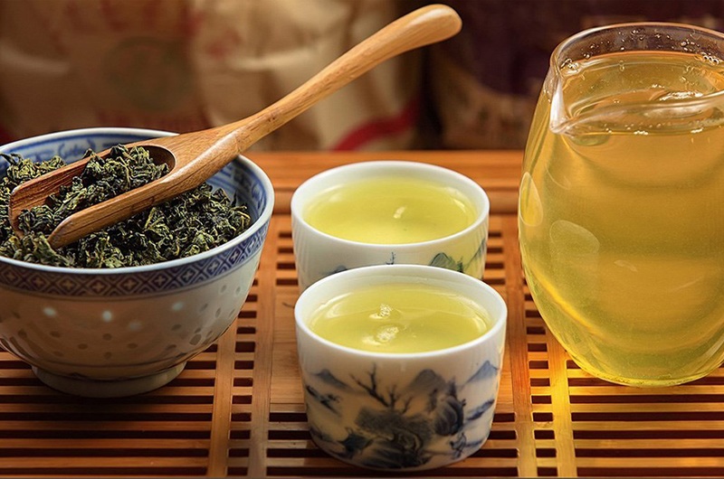 Trà, đặc biệt là trà xanh, rất giàu chất phytochemical và flavonoid như quercetin. Một cốc (khoảng 100 ml) trà xanh chứa ít nhất 2,49 miligam quercetin. 
