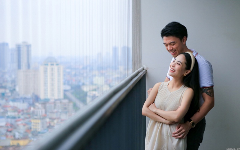 Cặp đôi có nhiều bất động sản ở Hà Nội và hiện sống ở một căn hộ cao cấp rộng 330 m2 tại Cầu Giấy, có view nhìn được toàn thành phố.
