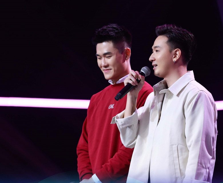 Cả sân khấu lịm tim trước màn thể hiện tình cảm của đôi trẻ.