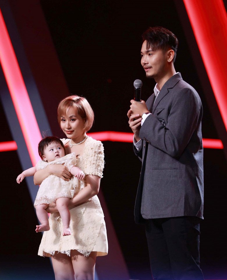 Á quân Vietnamamp;#39;s Next Top Model 1m88 quỳ gối cầu hôn vợ hơn 10 tuổi tại Người Ấy Là Ai, con gái đáng yêu amp;#34;đốn timamp;#34; - 9