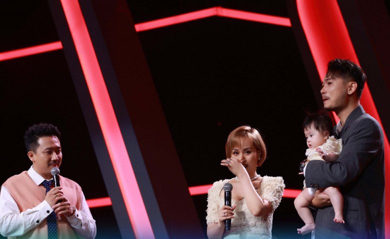 Á quân Vietnamamp;#39;s Next Top Model 1m88 quỳ gối cầu hôn vợ hơn 10 tuổi tại Người Ấy Là Ai, con gái đáng yêu amp;#34;đốn timamp;#34; - 12