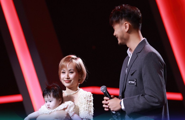 Nam người mẫu lộ diện cùng bà xã và con gái nhỏ đáng yêu.