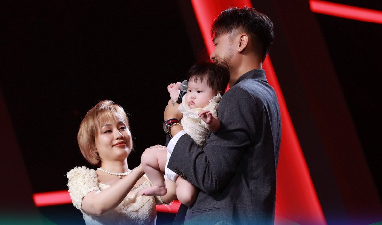 Á quân Vietnamamp;#39;s Next Top Model 1m88 quỳ gối cầu hôn vợ hơn 10 tuổi tại Người Ấy Là Ai, con gái đáng yêu amp;#34;đốn timamp;#34; - 10