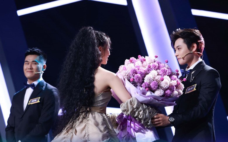 Á quân Vietnamamp;#39;s Next Top Model 1m88 quỳ gối cầu hôn vợ hơn 10 tuổi tại Người Ấy Là Ai, con gái đáng yêu amp;#34;đốn timamp;#34; - 4