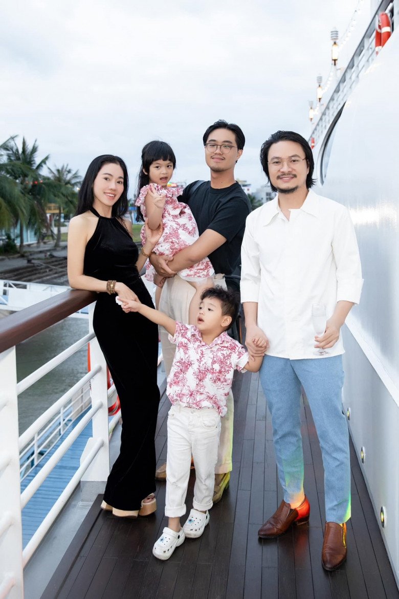 Vợ chồng bà trùm Hoa hậu với 3 người con khôi ngô và xinh xắn.