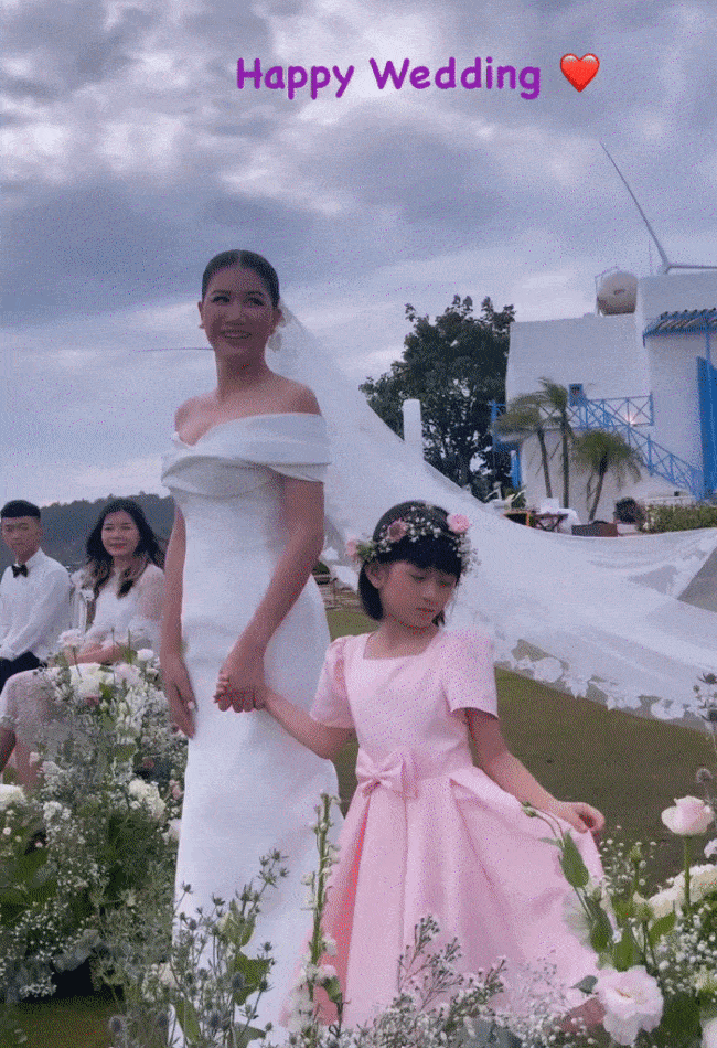 Lấy chồng 2 năm chưa làm đám cưới, Trang Trần nay làm cô dâu lộng lẫy, nắm tay con gái vào lễ đường - 1