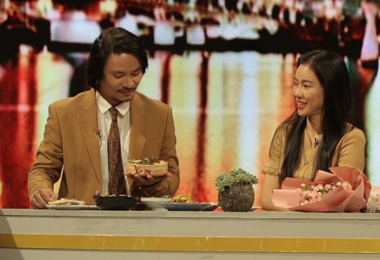 Mỗi khi có thời gian, bà trùm Hoa hậu thường vào bếp nấu ăn cho chồng.