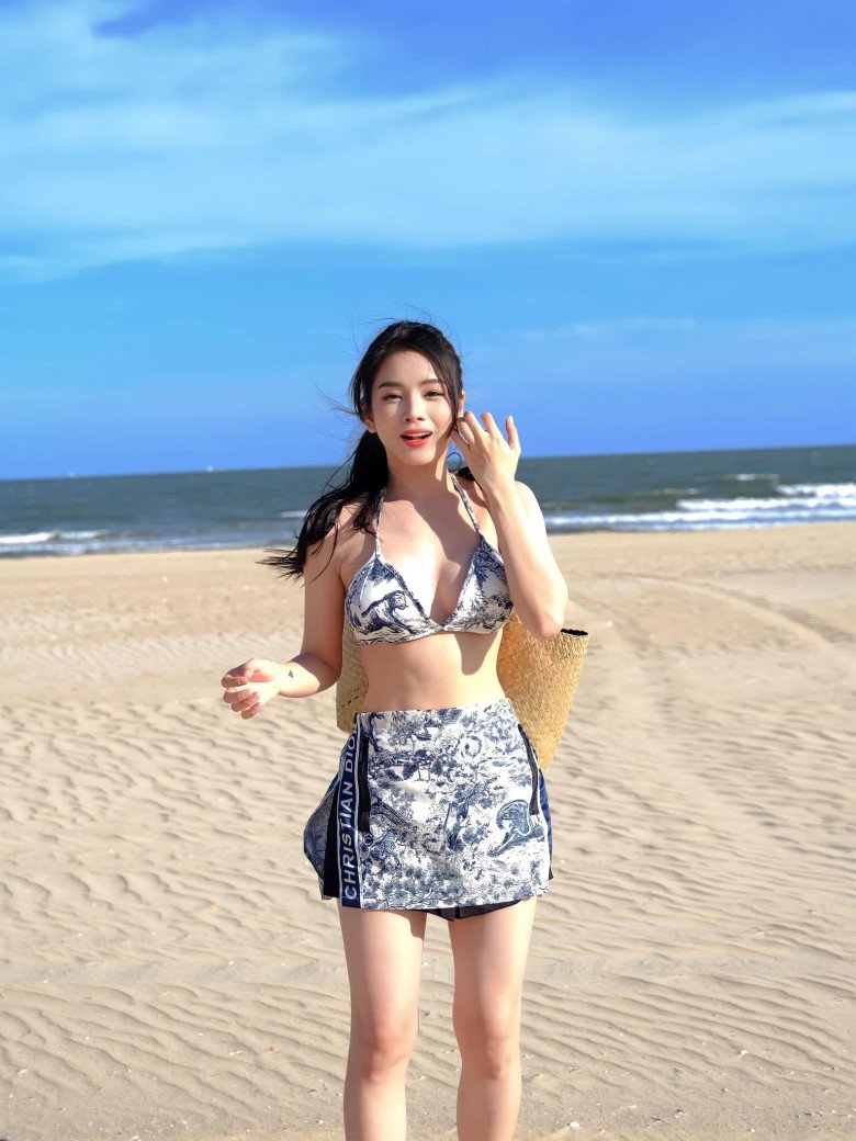Hoa hậu làng DJ đi biển, không đồ tắm hở bạo vẫn gợi cảm không ai bằng - 9