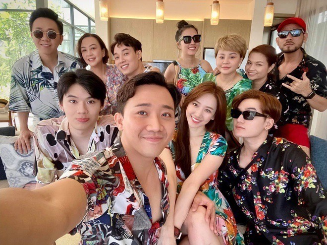 Không khó để thấy ảnh tập thể trong những chuyến đi chơi của Trấn Thành đều có điểm tương đồng về trang phục.