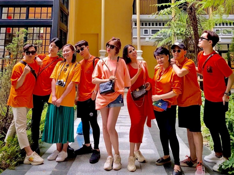 Khi đi chơi chung, mặc đồng điệu là nguyên tắc đầu tiên của cả hội.