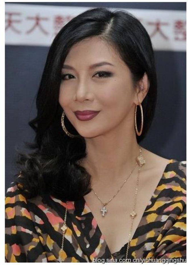 Ngô Gia Lệ từ sau khi bạn trai là cảnh sát bị giết đã sống một mình không yêu ai.