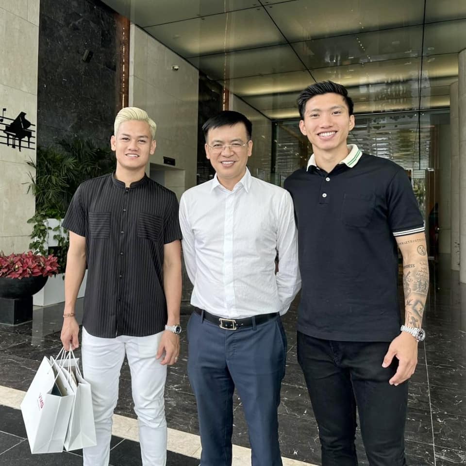 Quang Minh chụp hình kỷ niệm cùng hai cầu thủ Tấn Tài, Văn Hậu.