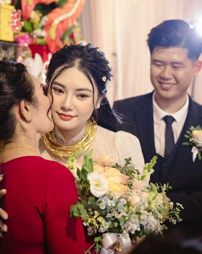 Lấy mối tình năm 17 tuổi, cô dâu Tiền Giang đeo vàng trĩu cổ trong ngày cưới - 5