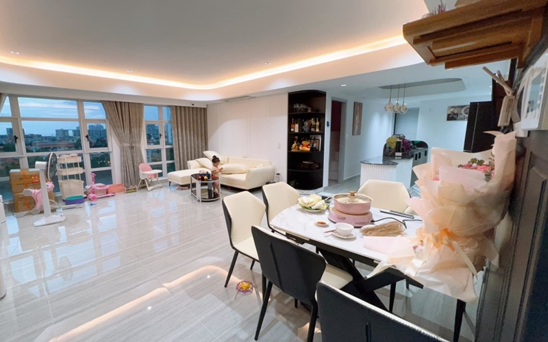 Được biết, Pha Lê cùng con gái lai Hàn đang sống trong căn hộ 120 m, trị giá hơn 6 tỷ đồng ở "khu nhà giàu" Phú Mỹ Hưng, TP.HCM.
