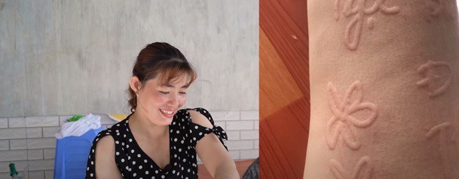 Chị Bích vẽ những bông hoa lên tay.