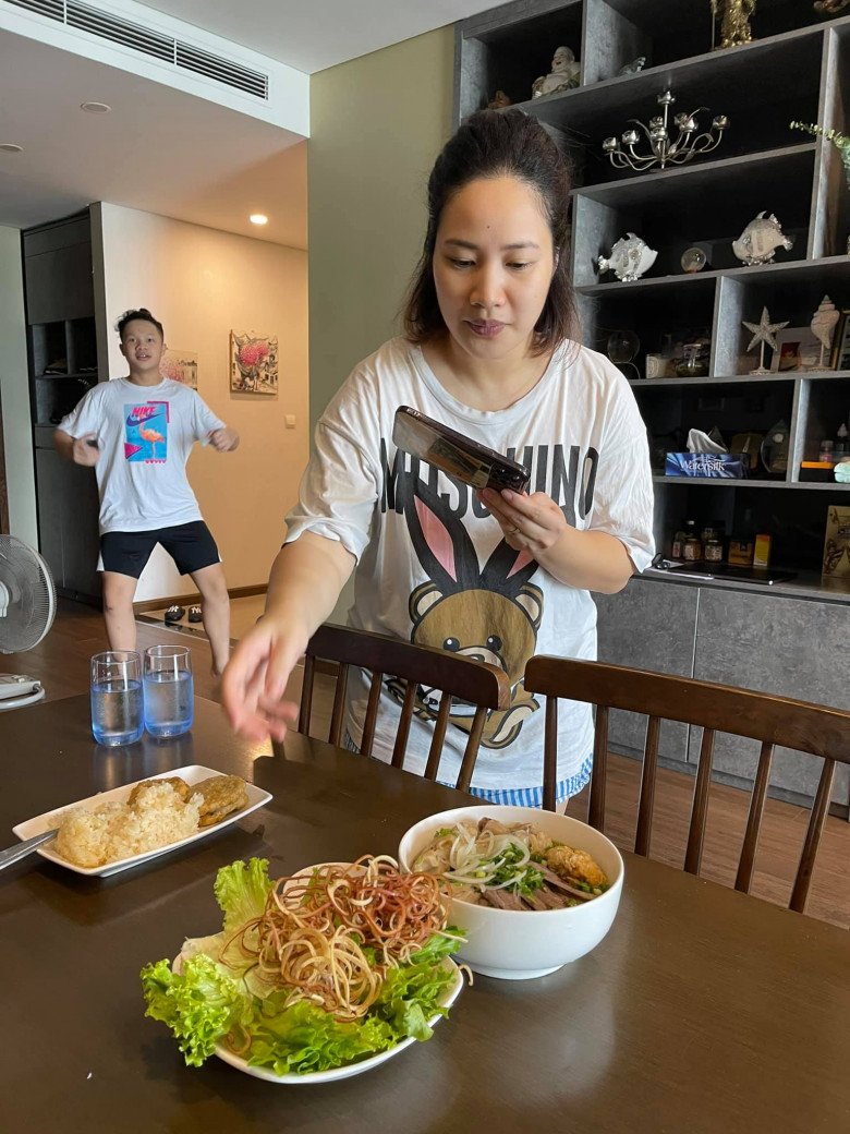 Vắng 4 cậu con trai, BTV Trần Quang Minh và vợ cụng ly với món ăn vừa mát vừa ngon đậm chất Việt Nam - 10