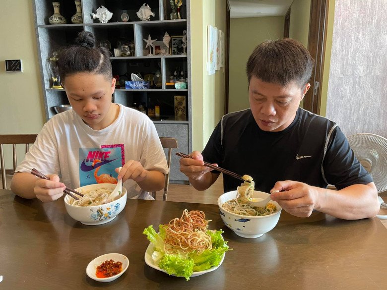 Vắng 4 cậu con trai, BTV Trần Quang Minh và vợ cụng ly với món ăn vừa mát vừa ngon đậm chất Việt Nam - 11