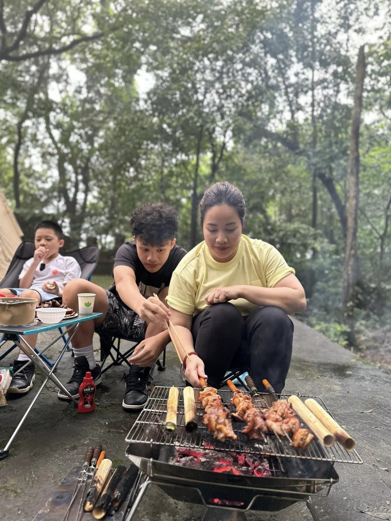 Vắng 4 cậu con trai, BTV Trần Quang Minh và vợ cụng ly với món ăn vừa mát vừa ngon đậm chất Việt Nam - 16