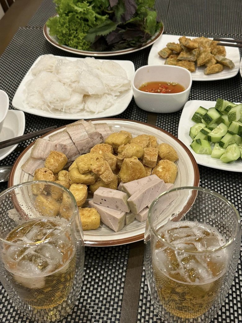 Vắng 4 cậu con trai, BTV Trần Quang Minh và vợ cụng ly với món ăn vừa mát vừa ngon đậm chất Việt Nam - 3
