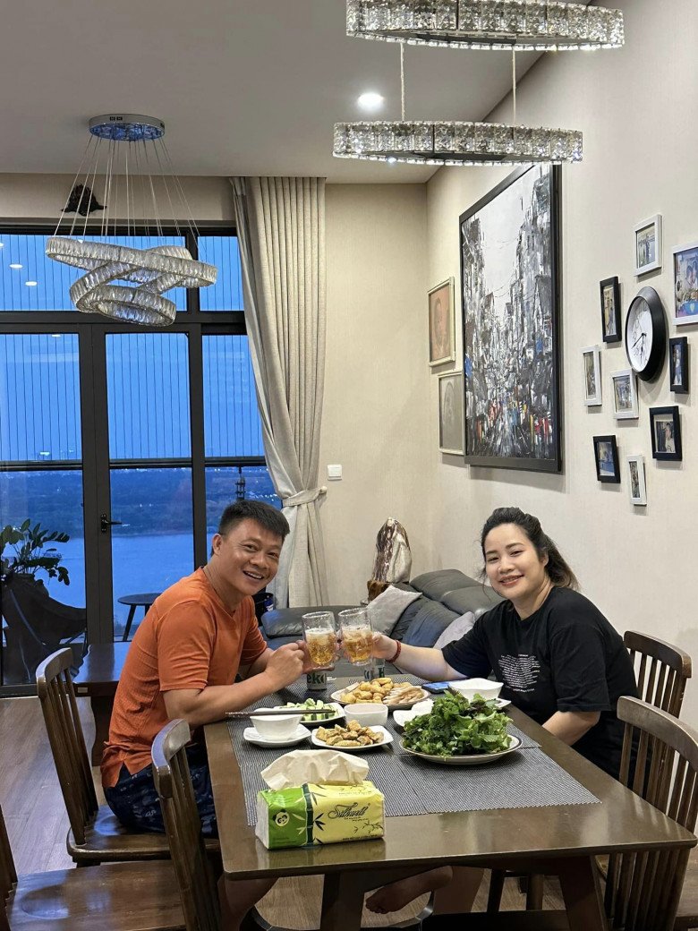Vắng 4 cậu con trai, BTV Trần Quang Minh và vợ cụng ly với món ăn vừa mát vừa ngon đậm chất Việt Nam - 1