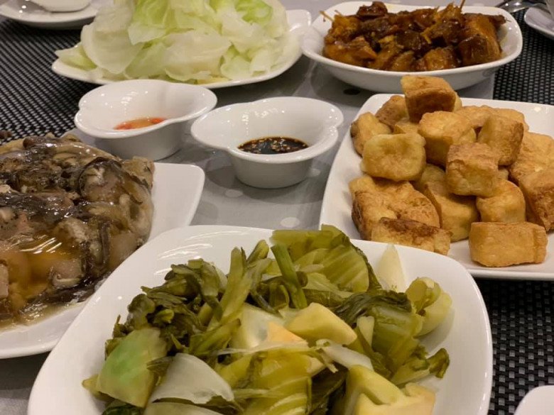 Vắng 4 cậu con trai, BTV Trần Quang Minh và vợ cụng ly với món ăn vừa mát vừa ngon đậm chất Việt Nam - 12