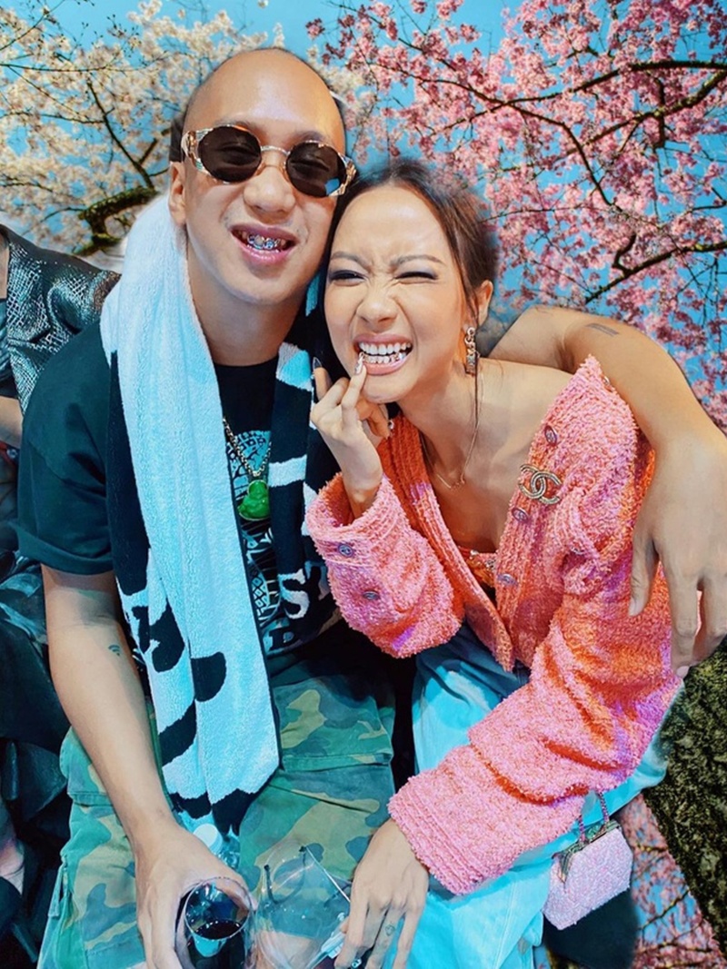 Sau những đau thương, giờ nữ rapper sinh năm 1990 đang có một gia đình hạnh phúc với bạn trai là Nodey (tên thật Dôn Nguyễn) - nhà sản xuất âm nhạc người Pháp gốc Việt. Cả hai đã chính thức đón con gái đầu lòng vào tháng 1/2020.
