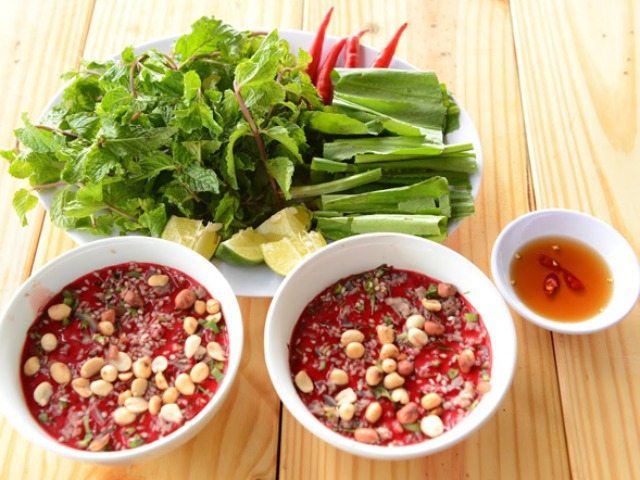 Thực hư thông tin ăn tiết canh uống vài chén rượu sẽ không mắc liên cầu lợn