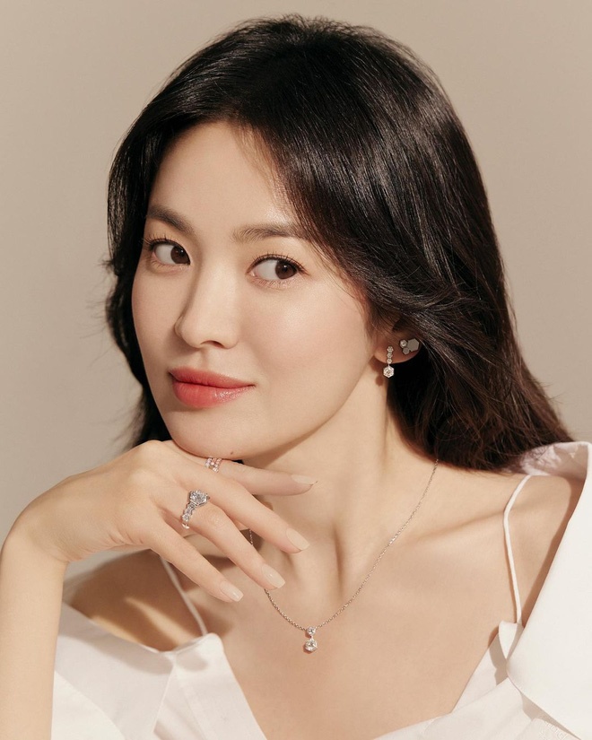 Chưa từng tham gia cuộc thi sắc đẹp nào, Song Hye Kyo vẫn có chiếc vương miện đắt giá hơn nhiều hoa hậu - 8