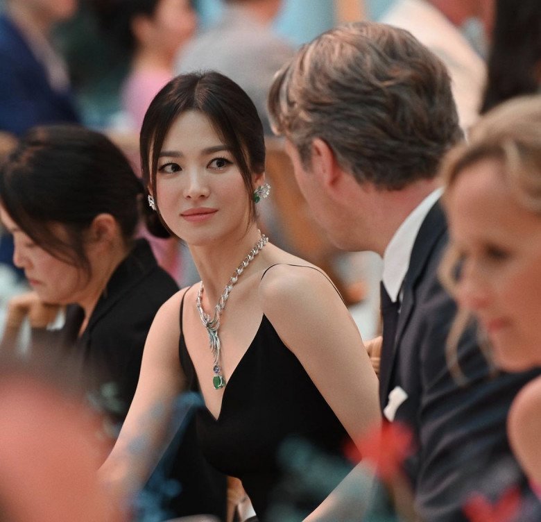 Chưa từng tham gia cuộc thi sắc đẹp nào, Song Hye Kyo vẫn có chiếc vương miện đắt giá hơn nhiều hoa hậu - 7
