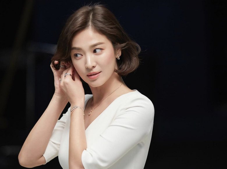 Chưa từng tham gia cuộc thi sắc đẹp nào, Song Hye Kyo vẫn có chiếc vương miện đắt giá hơn nhiều hoa hậu - 9