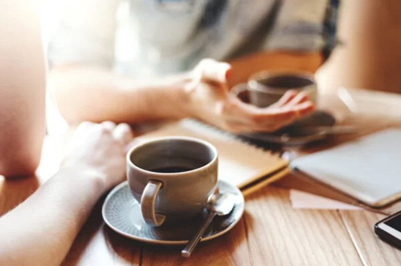 Nhiều người thích nhâm nhi tách cà phê vào buổi sáng nhưng hãy cẩn thận với những gì bạn cho vào đó. Bởi vì các thành phần không cần thiết, không tốt cho sức khỏe như kem, chất làm ngọt nhân tạo có thể biến cà phê thành một cốc calo rỗng.
