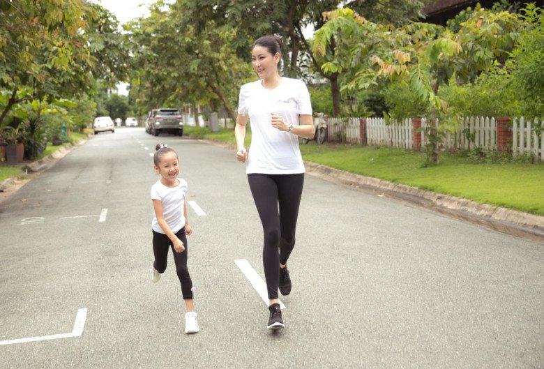 Hậu bị quay lén lưng trần, Hà Kiều Anh chứng thực body U50, nếp gấp đùi dưới nước đắt giá như vàng - 8