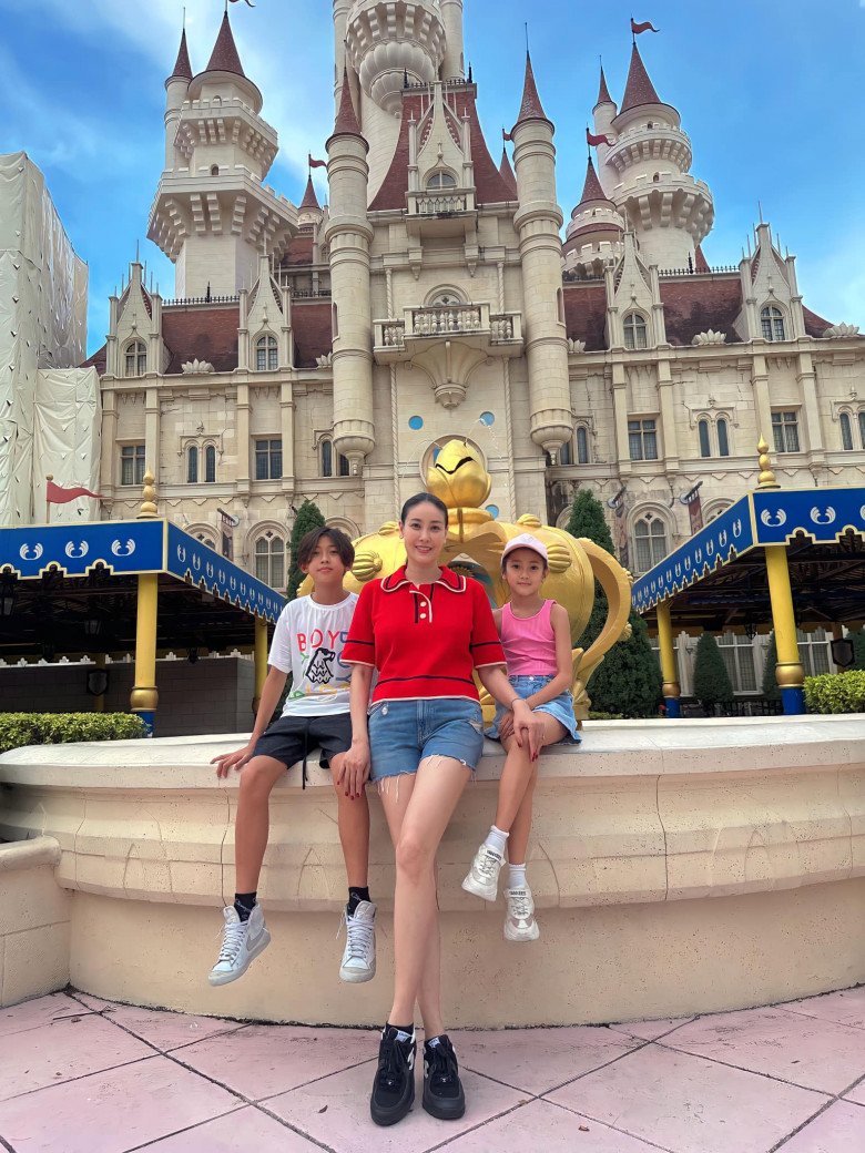 Bà mẹ nổi tiếng là người của showbiz nhưng vẫn là hotmom mẫu mực của gia đình. Người đẹp luôn đồng hành với các con trong các hoạt động thể chất. Từ những ngày dịch bùng phát, cô thường duy trì việc tập thể dục thể thao với con gái Vivian.